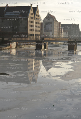 Gdansk. Most Krowi, a za nim spichlerze oraz hotel...