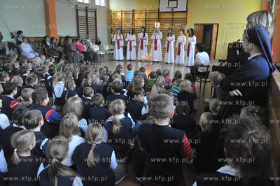 Orszak sw. Lucji odwiedzil Szkole Podstawowa nr 14...