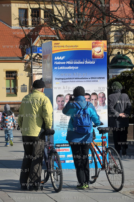 Sopot. Na placu Przyjaciol Sopotu i okolicach widac,...