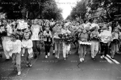 Dni Morza w Gdyni. Barwa parada uczestnikow zlotu 24.06.1993...