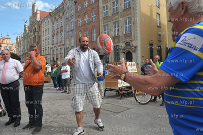 Proba bicia rekordu swiata w podawaniu pilki do rugby...