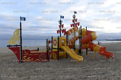 Gdańsk-Brzeźno. Plaża zimą w sobotni poranek. 29.12.2018...