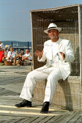 Festiwal Piosenki w Sopocie. Lou Bega w plazowym koszu...