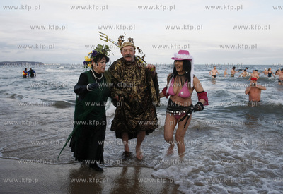 Gdansk Jelitkowo. Morsy witaja Nowy Rok kapiela w morzu.
01.01.2010
fot....