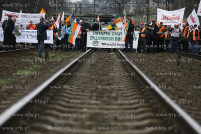 Gdansk. Dworzec Glowny. Protest kolejarzy, ktorzy domagaja...