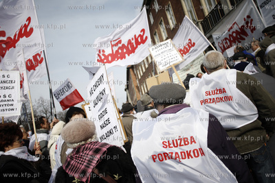 Gdansk. Urzad Wojewodzki.  Emeryci i rencisci protestowali...