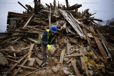 Gdańsk. Rozbiorki budynkow mieszkalnych przy ul. Marynarki...