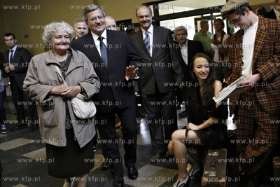 Gdynia. Prezydent RP Bronislaw Komorowski z mama odwiedzil...