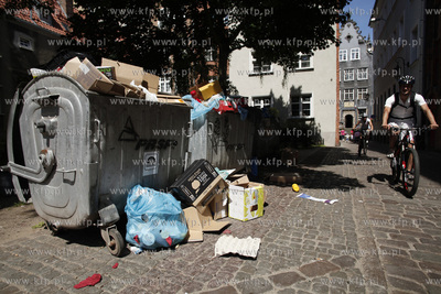 Przepelnione smietniki na gdanskiej starowce.
07.07.2013
fot....