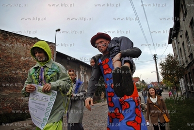 Gdansk Letnica. Parada szczudlarzy, ktora miala na...