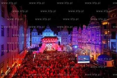 Cala Polska spiewa koledy, koncert na Dlugim Targu...