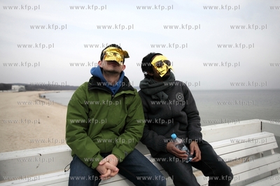 Sopot. Ludzie oglądają zaćmienie słońca na molo.
20.03.2015
fot....