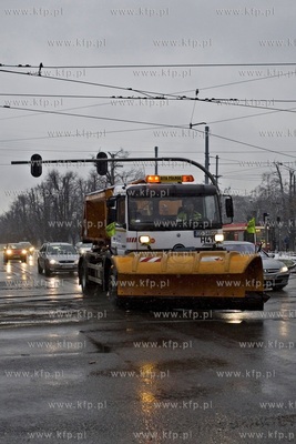 Slisko na drogach. Wyjechały pługopiaskarki. Nz....