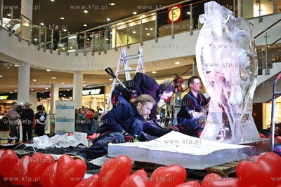 Galeria Przymorze. Pokaz rzeźbienia w lodzie połączony...