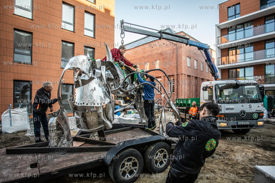 Transport i montaż instalacji artystycznej z ciętej...