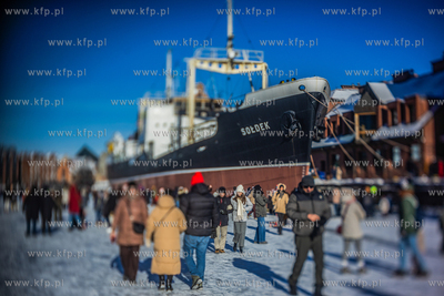 Tłumy spacerowiczów na zamarzniętej Motławie w...