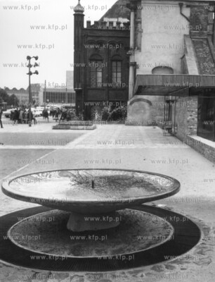 Fontanna przy Zlotej Bramie i Strzelnicy sw. Jerzego...