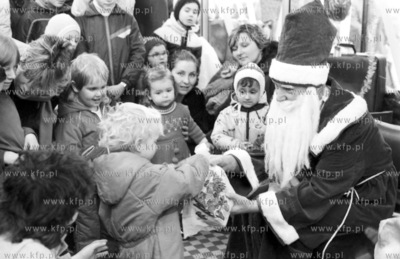 Swiety Mikolaj i dzieci w jednym ze sklepow na Pomorzu....