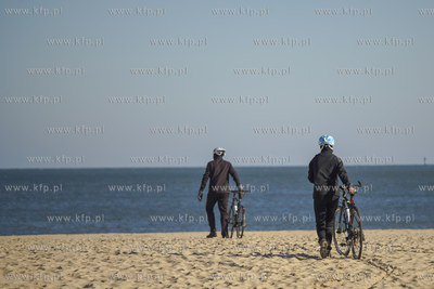 Rowerzyści na plaży na Stogach. 15.03.2020 fot. Paweł...
