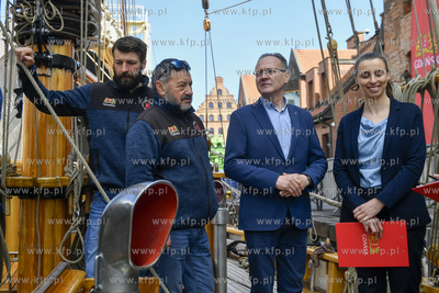 Konferencja na żaglowcu Generał Zaruski podczas której...