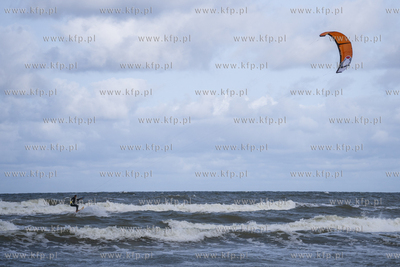 Kitesurferzy w Lubiatowie. 01.10.2023 fot. Paweł Marcinko...