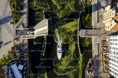 Jacht przepływający wprzez zwodzoną kładkę na...