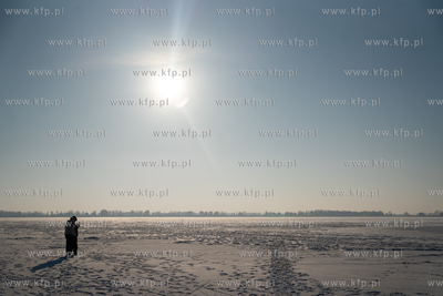 Zima na Mierzei Wiślanej. Widok na zamarznięty Zalew...