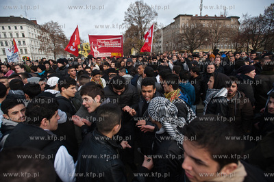 Berlin. Demonstracja grup lewicowych i antyfaszystow...