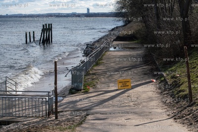 Gdynia Orłowo. Znikająca część plaży. 14.03.2020...