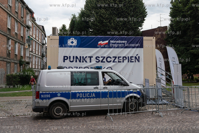 Gdańsk, ul. Korzenna. Punk szczepień Covid-19 chroniony...