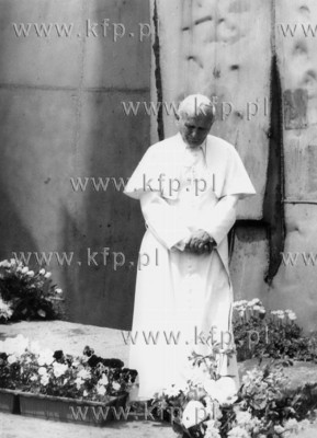 Papiez Jan Pawel II pod pomnikiem poleglych stoczniowcow...