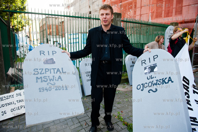 Gdansk. Wejscie do budynku Szpitala MSWiA. Manifestacja...