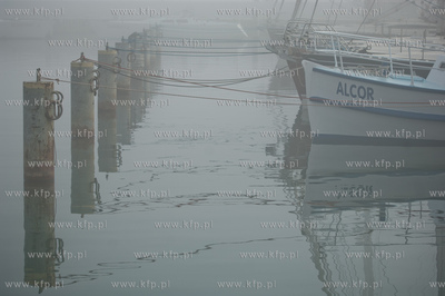 Gdynia. Mglista pogoda w porcie jachtowym. 
15.04.2012
fot....