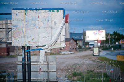 Gdansk. Zniszczony bibord reklamowy przy ulicy Kartuskiej.
29.05.2012
fot....