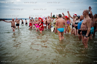 Gdansk. Plaza w Jelitkowie. Noworoczna zimowa kapiel...