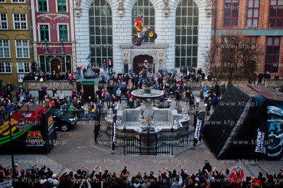 Gdansk. Skoki na quadzie i skutrze snieznym nad fontanna...