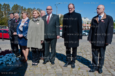 Gdansk. Delegacja Prawa i Sprawiedliwosci sklada kwiaty...