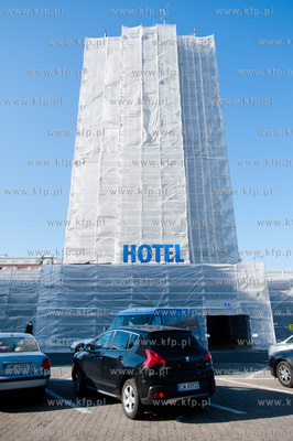 Zakryta fasada remontowanego hotelu Gdynia.
03.05.2014
fot....