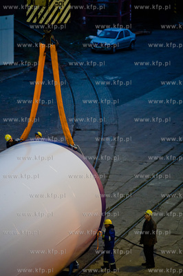 Stocznia Gdanska. Zaladunek elementow wiez wiatrowych,...