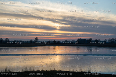 Skuta lodem Martwa Wisla na wysokosci mostu pontonowego...