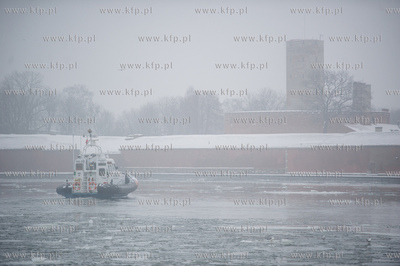 Gdansk. Nowy Port. Operacja usuwania niewybuchu pochodzacego...
