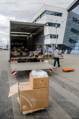 Gdansk. Uniwersytet Gdanski. Rozladunek szkieletu pletwala...