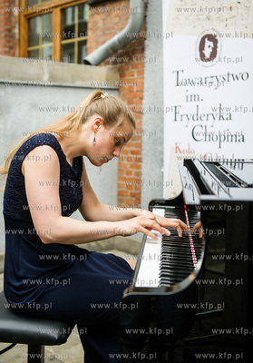 Gdansk. Ulica Mariacka. Muzyka Chopina na przedprozach...