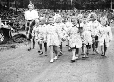 Dzieci maszeruja bieznia na stadionie Lechii Gdansk...