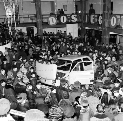 Prezentacja samochodu najnowszej marki fiat 126p popularnego...