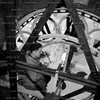 Konserwacja mechanizmu zegara na wiezy dworca Gdansk...