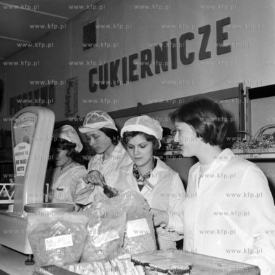 Praktykantki w Supersamie nr 7 w Gdyni Witominie.
09.03.1976
2marzec76_z.kosycarz_p15
Fot....