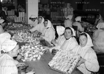 Linia pakowania herbaty.  (Lata 60).
1965
0005889z
Fot....