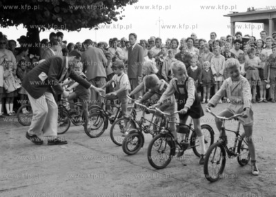 Zawody rowerowe na molo w Sopocie. (lata50). 1959 0007998z...