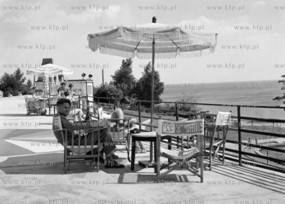 Wypoczyenk pod parasolem przy plaży. (lata60). 1960...